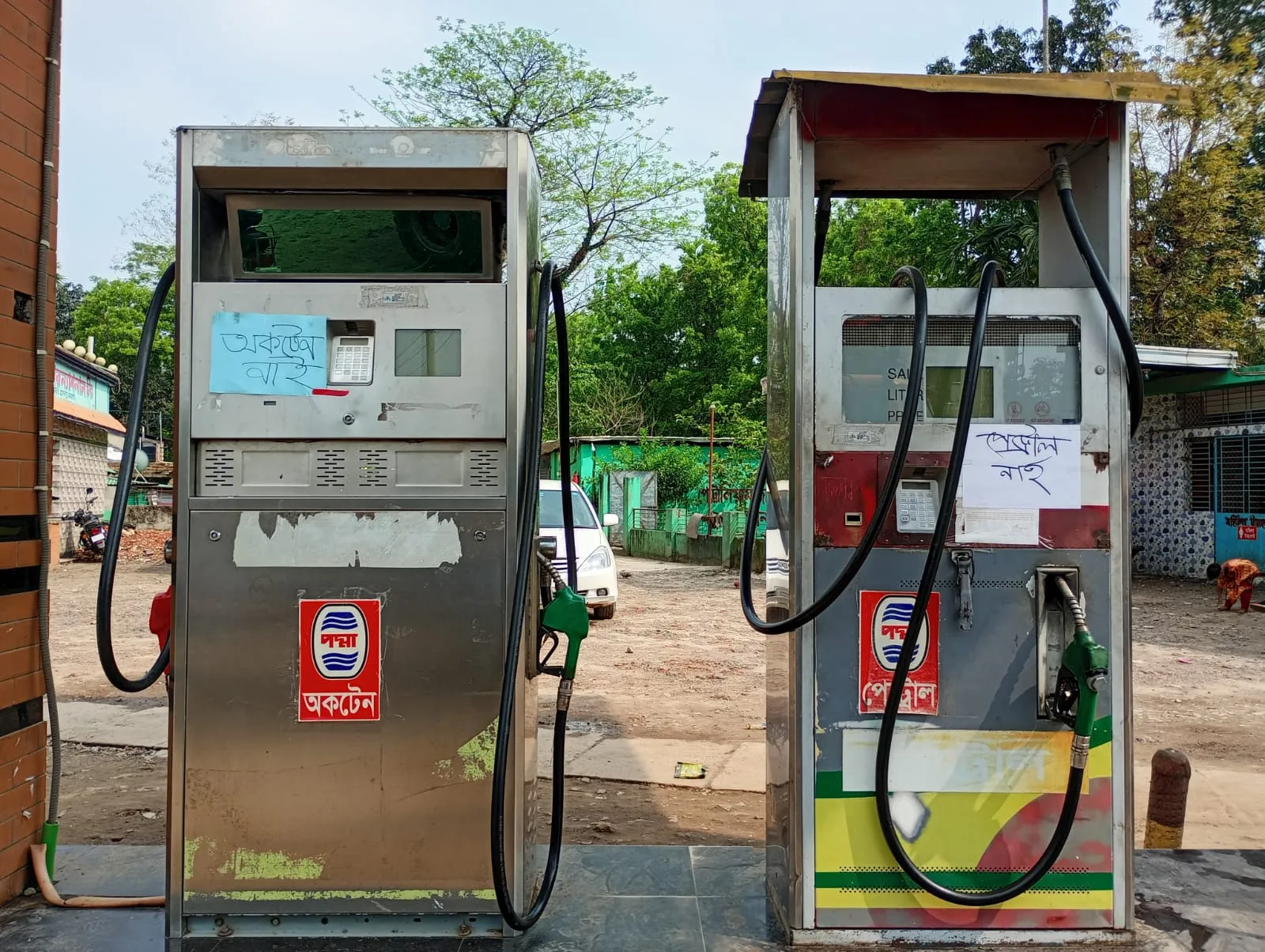নেত্রকোনায় তেলের হাহাকার, ১৮ পাম্পের কোনোটিতেই নেই অকটেন-পেট্রোল