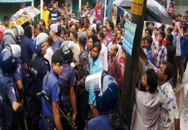 বগুড়ায় খাদ্য নিয়ন্ত্রকের অফিস ভাংচুর, দু' গ্রুপ মুখোমুখি