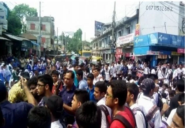 ঠাকুরগাঁওয়ে শিক্ষার্থীদের সড়ক অবরোধ