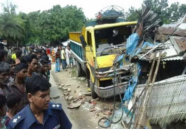 চাঁপাইনবাবগঞ্জে ট্রাক চাপায় নিহত ২, আহত ৪