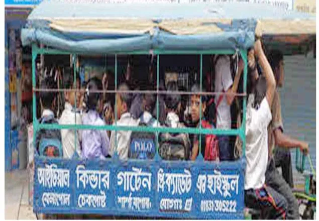 ঝুকিপুর্ন অবস্থায় স্কুলের শিক্ষার্থীদের নছিমন করিমনে যাতায়াত