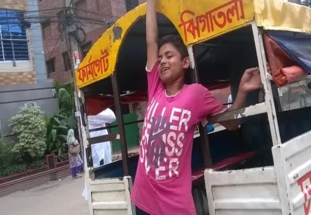 ঢাকায় লেগুনা চালাচ্ছে ১৫ বছরের শিশু, ঝুঁকিতে যাত্রীরা