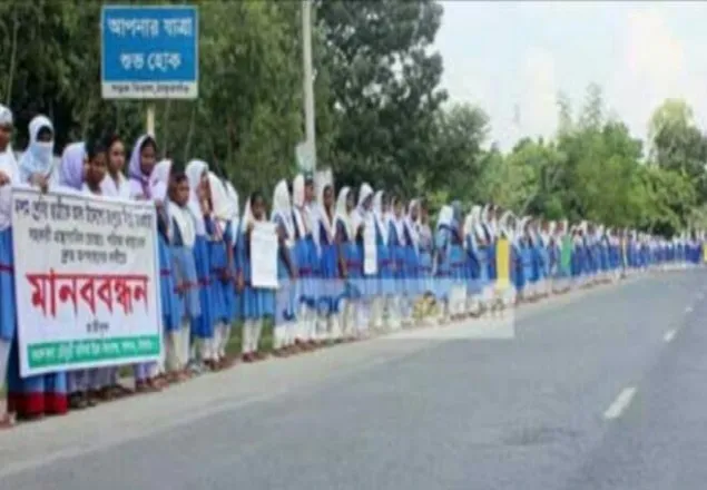 ছাত্রীকে অসামাজিক কাজে লিপ্ত করায় শিক্ষিকার অপসারণ দাবি