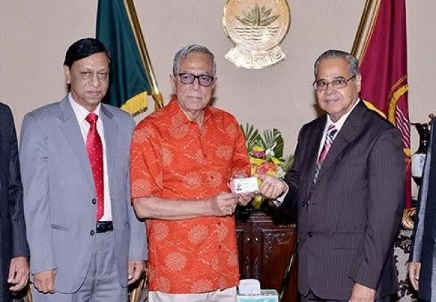 রাষ্ট্রপতির হাতে স্মার্টকার্ড তুলে দিলেন সিইসি