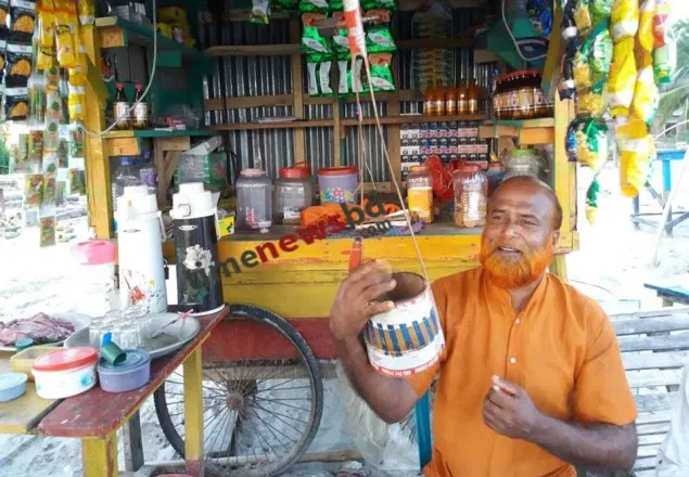 কুয়াকাটায় পর্যটকদের মন কেড়েছে রেজাউলের গান
