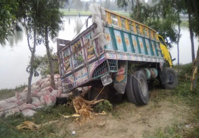 টাঙ্গাইলে ট্রাক খাদে পড়ে নিহত ৪