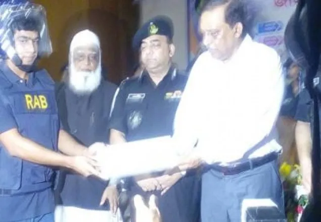 আত্মসমর্পণ করল গুলশান হামলায় নিহত ২ জঙ্গির সহযোগী