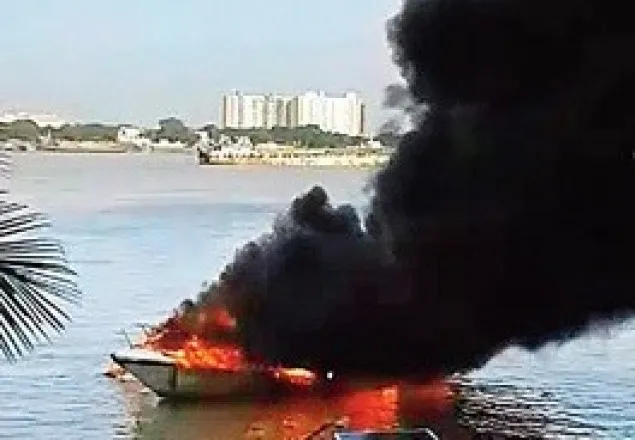 ভারতীয় নৌবাহিনীর নৌকায় রহস্যময় বিস্ফোরণ