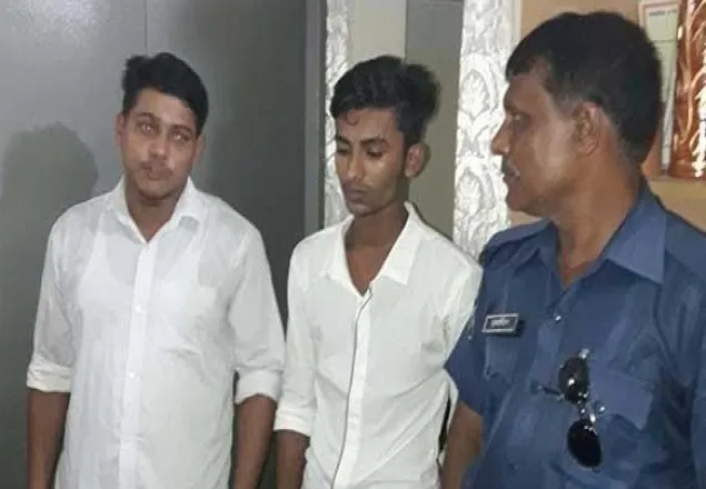 এবার ছুরি নিয়ে কলেজে ছাত্রীকে ধাওয়া