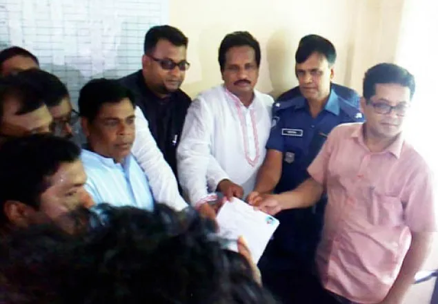 আ'লীগ প্রার্থীর মনোনয়ন জমা দিল পুলিশ কর্মকর্তা 