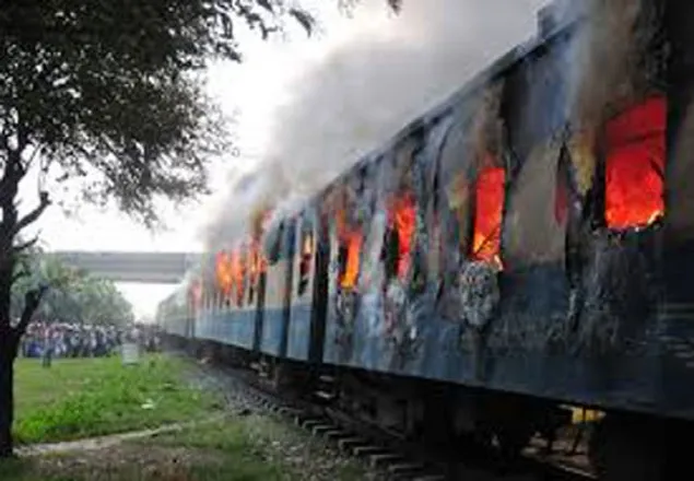সিলেটগামী পারাবত এক্সপ্রেসের বগিতে আগুন