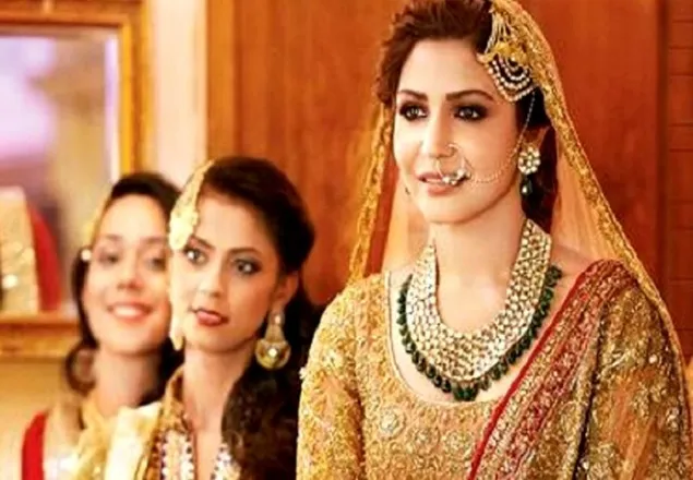 আনুশকার পরনে ১৭ কেজি লেহেঙ্গা