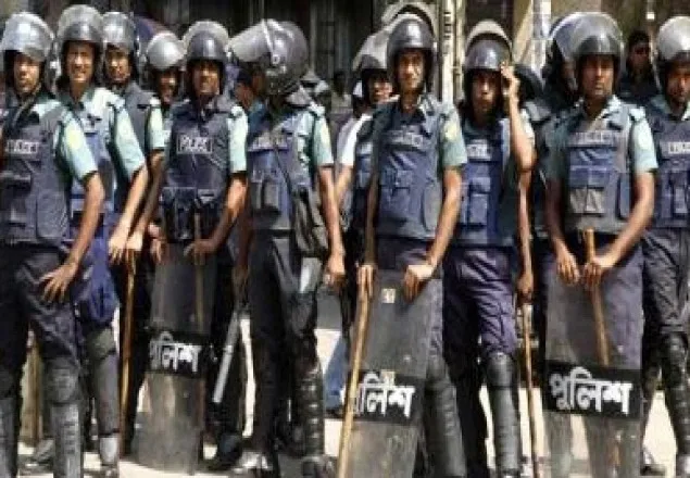 ক্রিকেট ম্যাচকে সামনে রেখে চট্টগ্রামে পুলিশের মহড়া
