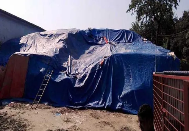 খোলা আকাশের নিচে সার, নেই কোন সংরক্ষণ ব্যবস্থা