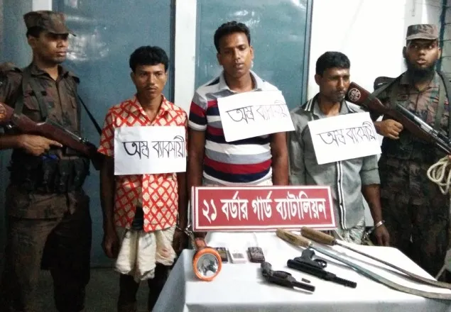 বেনাপোলে অস্ত্রসহ আটক ৩