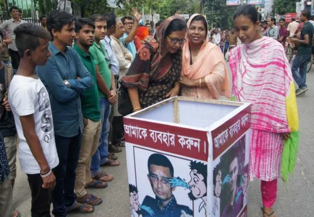 ছাত্রলীগ নেতা বদরুলের ঘৃণাস্তম্ভে থুতু