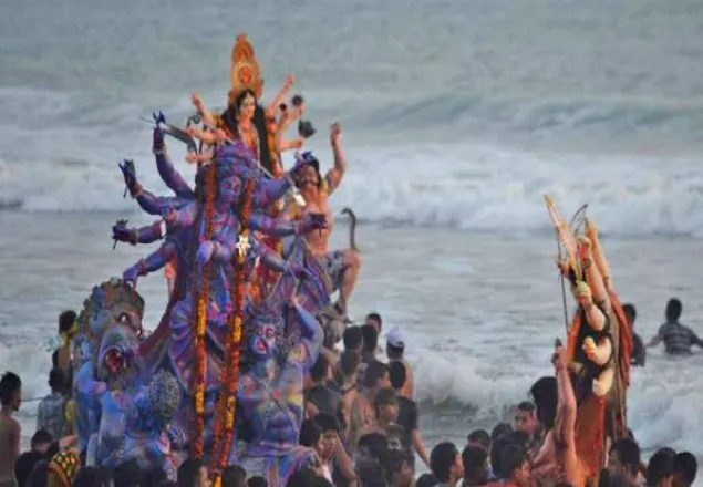 চোখের জলে মা দেবী দুর্গাকে বিদায় জানালেন হিন্দু ধর্মাবলম্বীরা