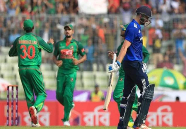 ৪৩ ওভারে ইংলিশদের সংগ্রহ ৬ উইকেটে ২৩৬