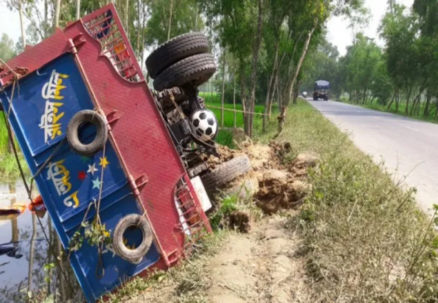 দিনাজপুরে পাথর বোঝাই ট্রাক উল্টে ২ ব্যবসায়ী নিহত