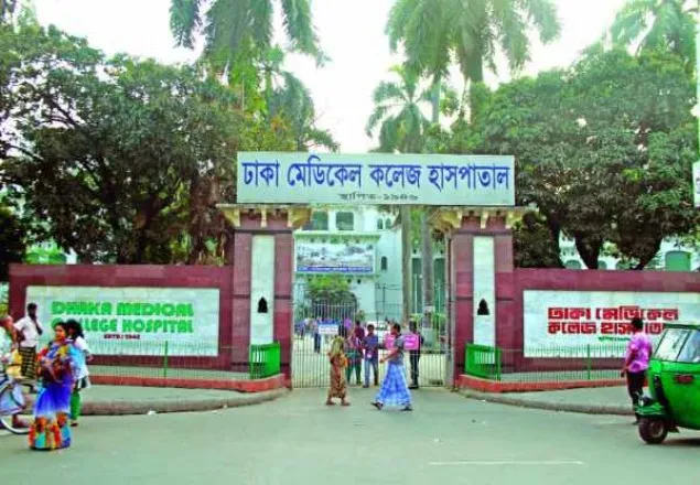 ঢামেকের সামনে অ্যাম্বুলেন্স উল্টে নিহত ২