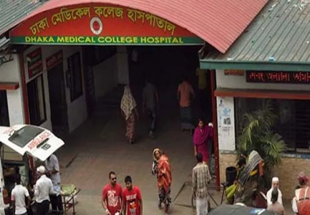 ঢামেকে অ্যাম্বুলেন্সচাপায় সন্তানের পর চলে গেলেন মাও
