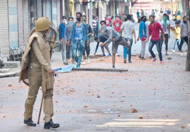 কাশ্মীরে স্বাধীনতাকামীদের আঘাতে পুলিশের মৃত্যু