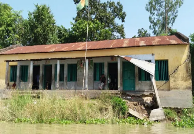 শিক্ষার্থীদের প্রাণের ঝুঁকি নিয়ে চলছে পাঠদান