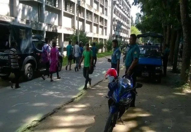রাবিতে পুলিশি নিরাপত্তায় পরীক্ষা গ্রহণ!