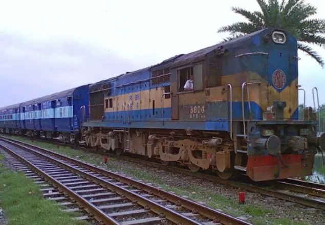৬ ঘণ্টা পর খুলনার সঙ্গে ট্রেন যোগাযোগ চালু 