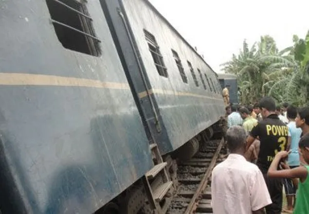 মির্জাপুরে বগি লাইনচ্যুত, ট্রেন চলাচল বন্ধ