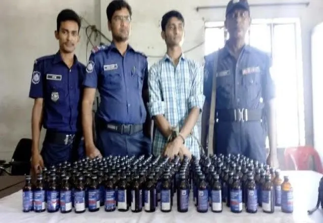 চট্রগ্রামে শ্যামলী বাস হতে ফেনসিড়িল সহ আটক:১