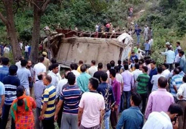 কাশ্মীরে বাস খাদে পড়ে নিহত ১৯