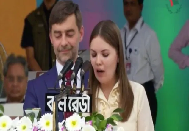 সম্মেলন চলছে, বক্তব্য রাখছেন বিদেশিরা