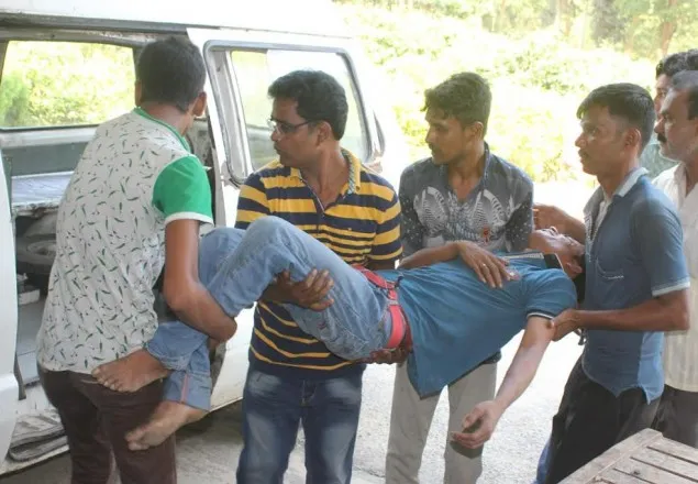 ইবি গাড়ি চালককে মারধর, বাস চলাচল বন্ধ