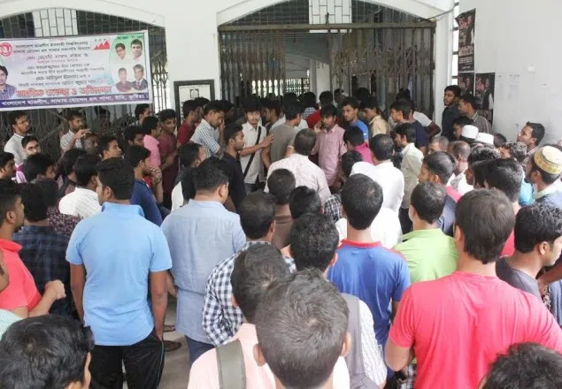 উপাচার্যের আশ্বাসে বেরোবির কর্মকর্তাদের কর্মবিরতি স্থগিত 