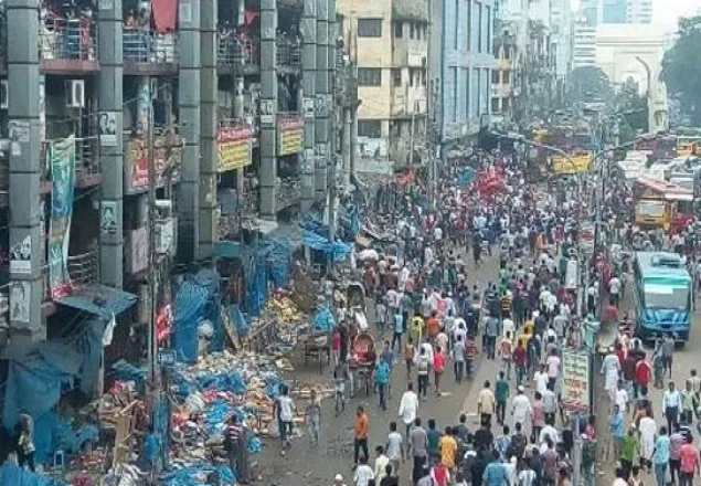 গুলিস্তানে হকার উচ্ছেদ ঘিরে ধাওয়া-পাল্টা ধাওয়া