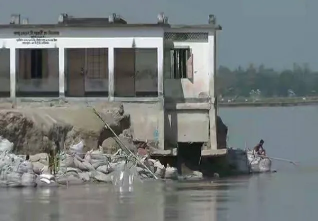 গাইবান্ধায় নদীগর্ভে স্কুলভবন, চেয়ারম্যানের বাড়িতে পাঠদান