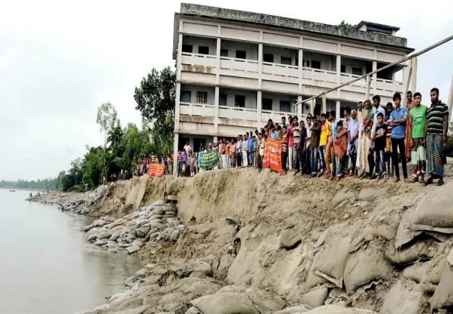 সাঘাটায় নদী ভাঙন প্রতিরোধে মানববন্ধন