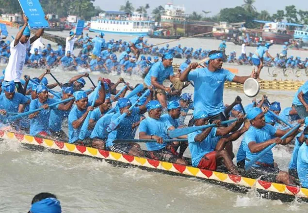 রূপসায় নৌকাবাইচ, উৎসবে মেতেছে লাখো জনতা
