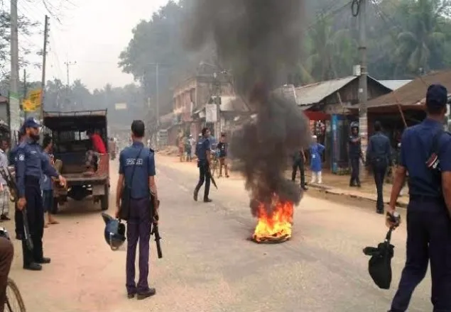 খাগড়াছড়িতে সকাল-সন্ধ্যা সড়ক অবরোধ চলছে 