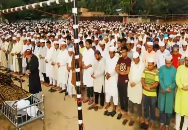 চারদফা জানাযা শেষে বাবা মায়ের পাশে সাংবাদিক হুমায়ুন