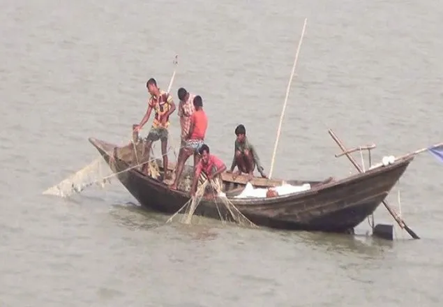 আজ মধ্যরাতে উঠে যাচ্ছে ইলিশ ধরার নিষেধাজ্ঞা 