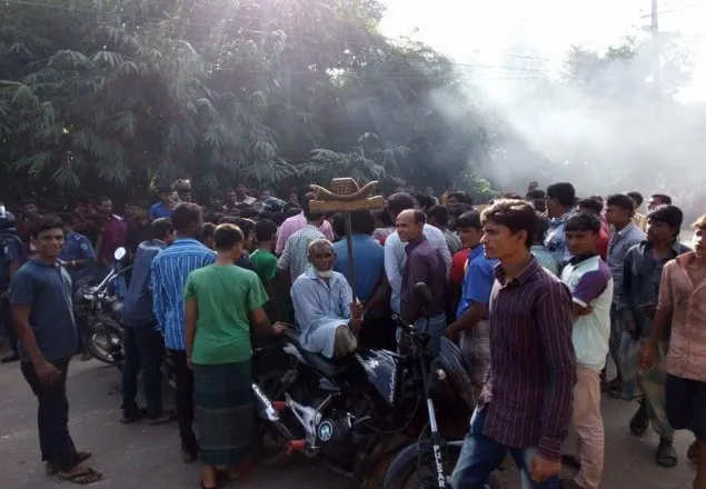 এমপি বদিকে গ্রেফতারের প্রতিবাদ উখিয়ায় সড়ক অবরোধ
