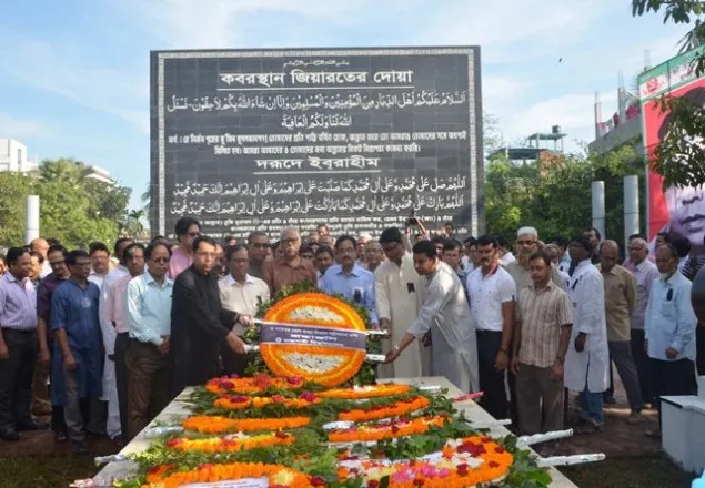 জেল হত্যা দিবসে রাবি প্রশাসনের পুস্পস্তবক অর্পণ