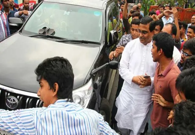 রাজধানীর শাহবাগে বিক্ষোভের মুখে হানিফ