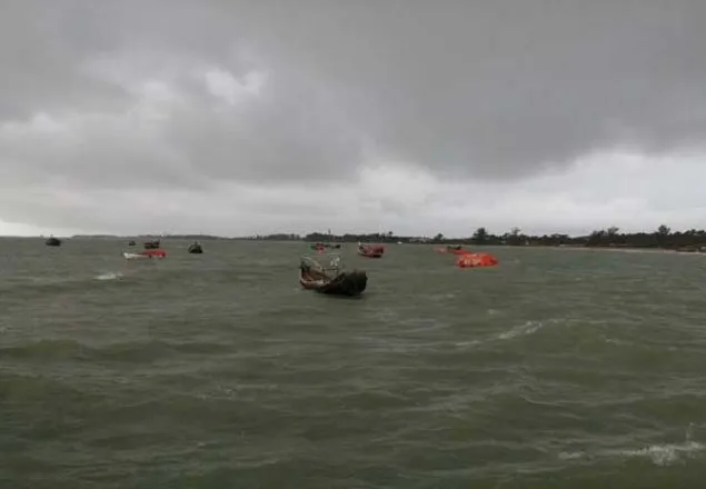 বৈরী আবহাওয়ায় সেন্টমার্টিনে আটকা পড়েছে শতাধিক পর্যটক 