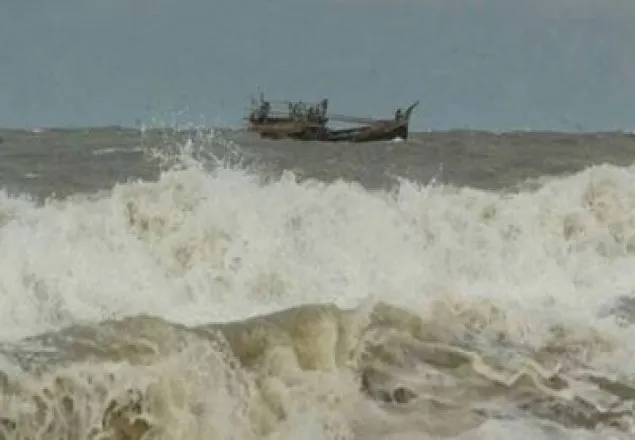 নিম্নচাপ উপকূল অতিক্রম করছে 