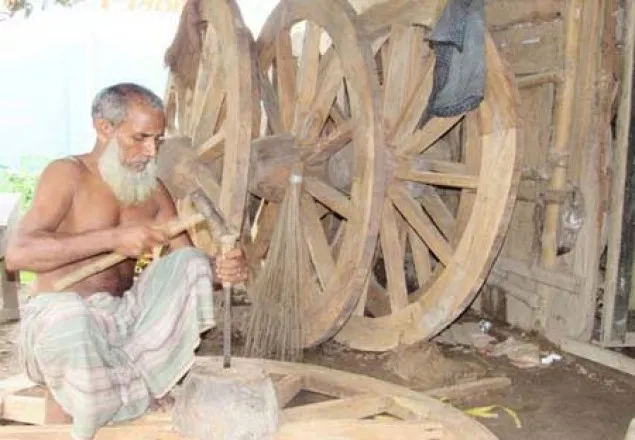 ঝিনাইদহের মিস্ত্রিরা ব্যস্ত গরুর গাড়ীর চাকা তৈরীতে