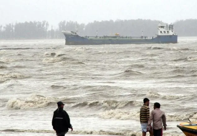 ঘূর্ণিঝড় নাদায় ট্রলার ডুবি, নিখোজ ৮৫