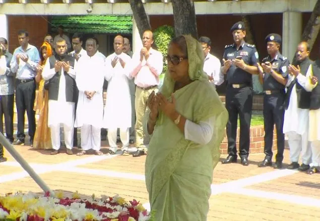 টুঙ্গিপাড়ায় বঙ্গবন্ধুর সমাধিতে প্রধানমন্ত্রীর শ্রদ্ধা